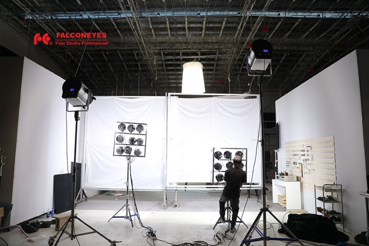 It would be an easy job to light up the whole studio with the help of two 750W LED Fresnel, the #FalconEyes CLL-7500TDX (with DMX control). 