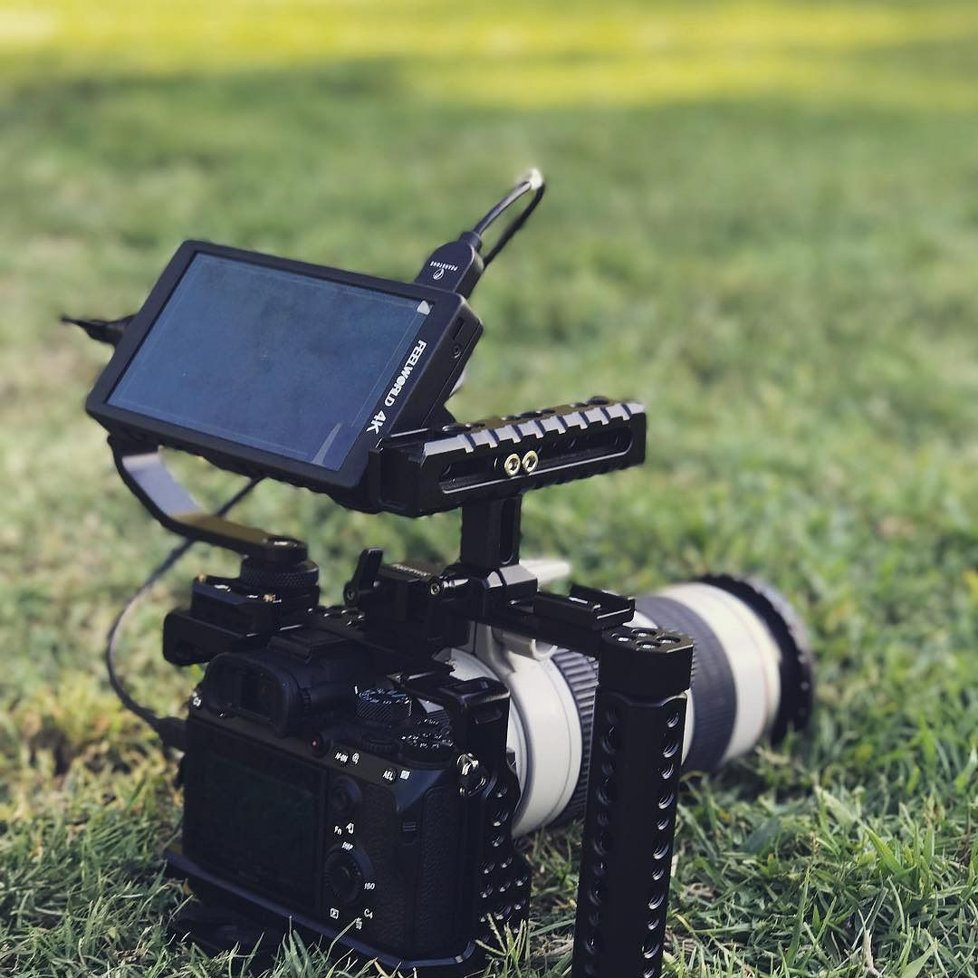 Always out shooting and perfecting the craft. I was filming puppies playing in the park it was so much fun. Trying out the new Monitor arm for my  @feelworld_monitor F570 5.7 inch field monitor, alongside the @smallrig_cn  @smallrigchina  cage and the @sonyalpha A7iii mounted with @metabones canon adaptor running he @canonusa 70-200 2.8 with the @slrmagic Vari ND