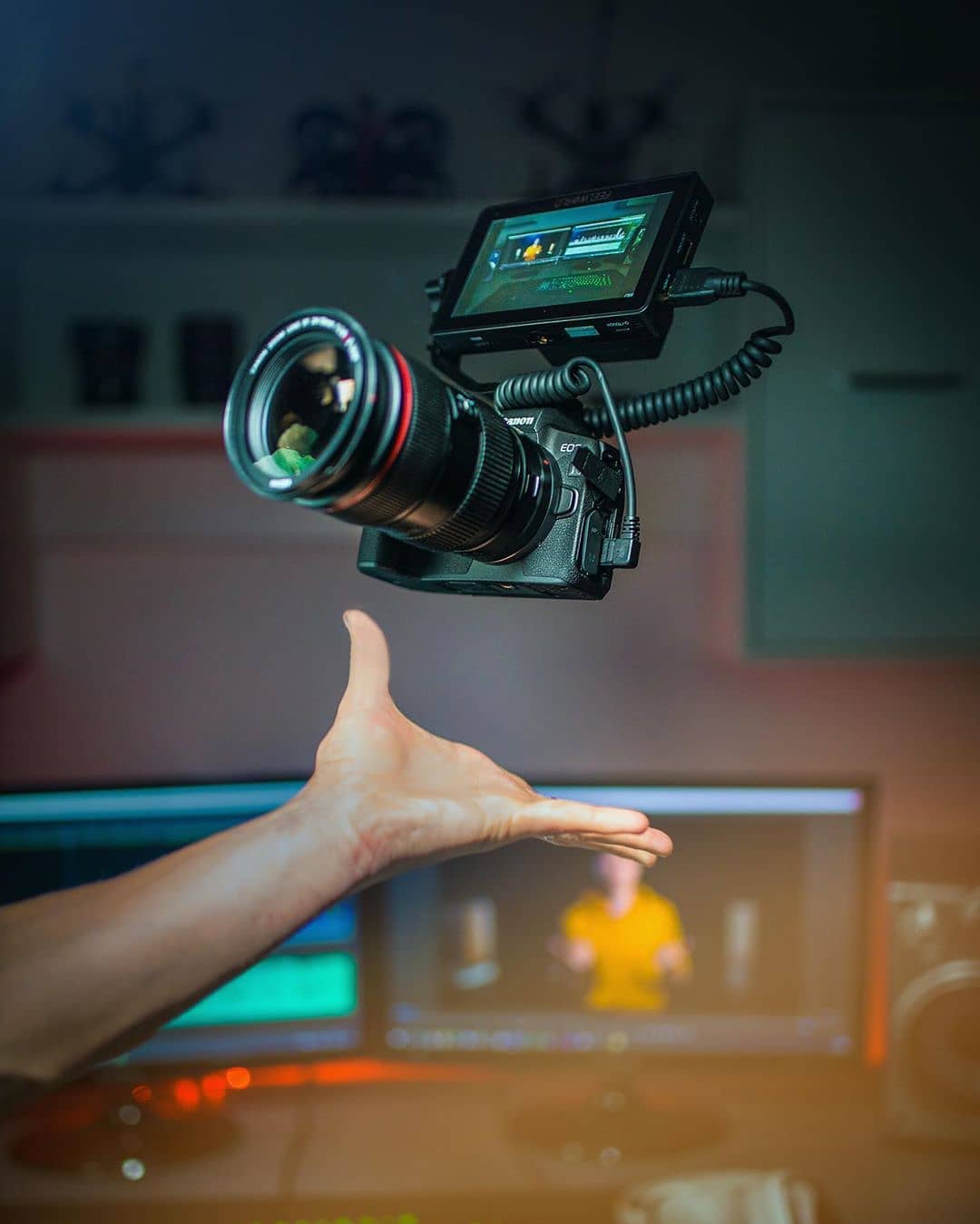 Canon R with @feelworld_monitor F6 PLUS mounted on top, 5.5" touch screen with LUT load features🤩 We’re really curious to see where the Canon mirrorless line goes in the next years🎥 .