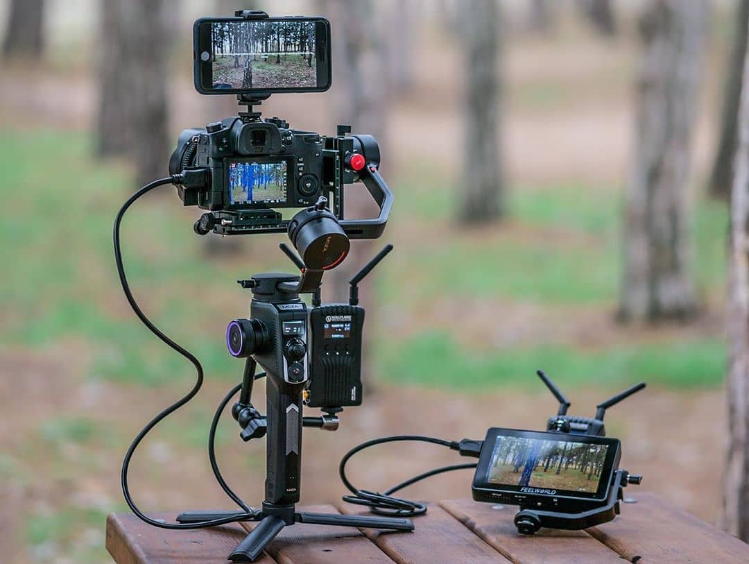 Recently I shot motocross with such steep stitches.  And that means soon there will be a review on the wireless receiver and transmitter!  @yakubinsta was the focuspuler 📺🎥  Do you like the whole setup: @gudsenmoza Aircross 2, iFocus, HandUnit.  @feelworld_monitor f6plus.  @panasonicprovideo gh5.  @samyanglensglobal 12mm t2.2