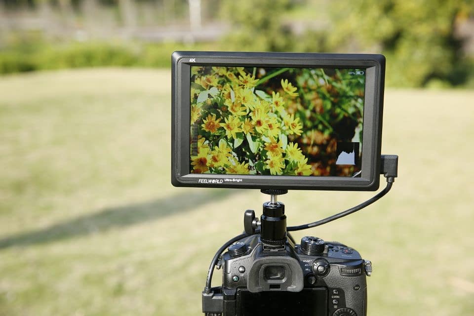 If you need filming a lot of sun, you need FW279! With 7 inch ultra bright 2200nit, being able to focus and see your frame actually clealy, this is a great monitor to choose make your shooting much easier.