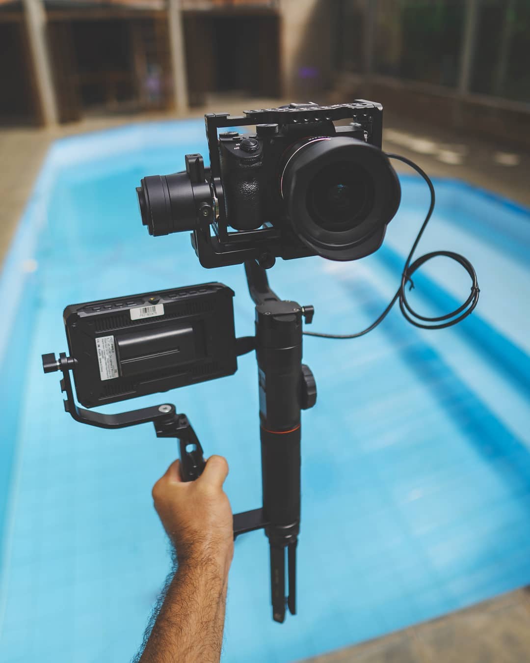 This my set up is sinister! And the pro monitor stand is a hand on the wheel. In the photo Cage of NiceRig + Sony A7III + Rokinon 14mm f2.8 AF + Zhiyun Crane 2 + Monitor Feelword F6 + Support L Grip of Gimbal Gear. Everything has in @brazilbox 📷 @eudanielmarvel Follow Feelworld