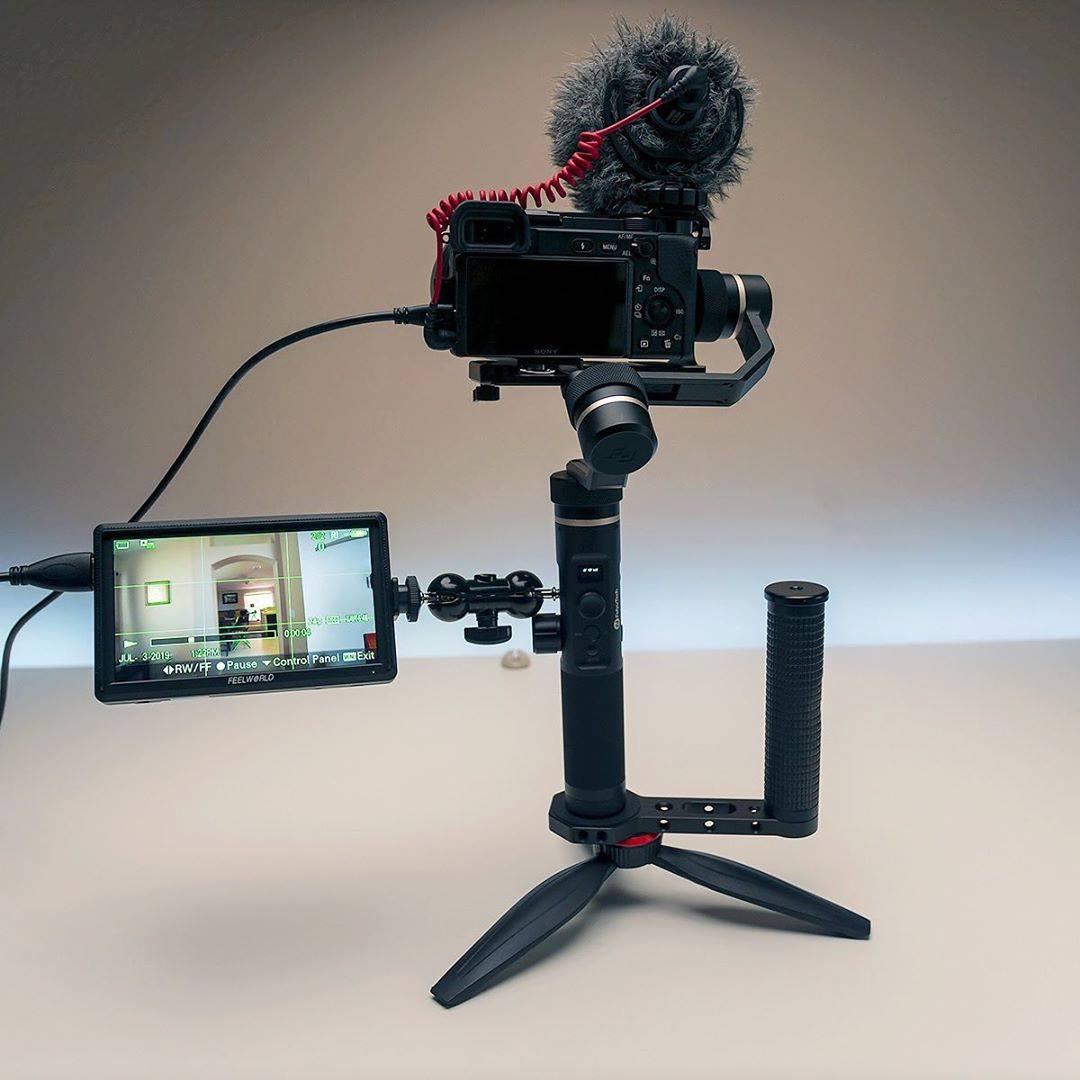 Compact and lightweight setup - FEEIWORLD FW568 moniotor. We have Sony a6400 with the Rode VideoMicro mounted on the the Feiyu G6 Plus with the Feelworld FW568 field monitor. What do you think?