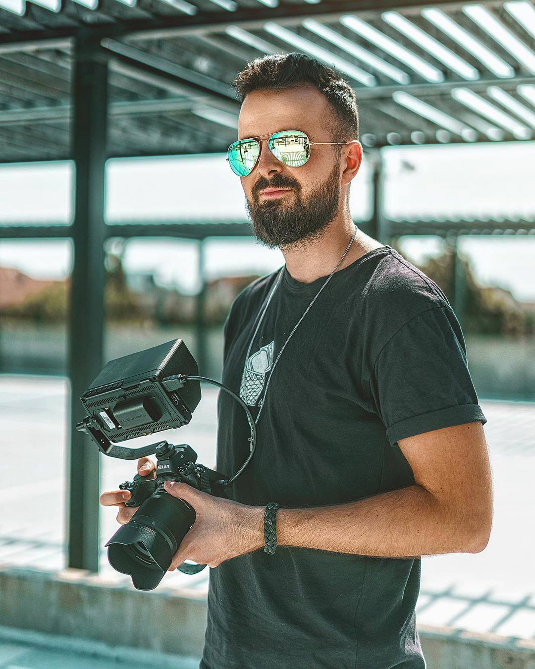 This @feelworld_monitor does the job, FW568 5.5'' is perfect size for both handheld camera and gimbal setup, the image is clear and sharp, make focus easily. 👍🏻👍🏻 Paired with #nikonz7 📷 By @cosmin_comi