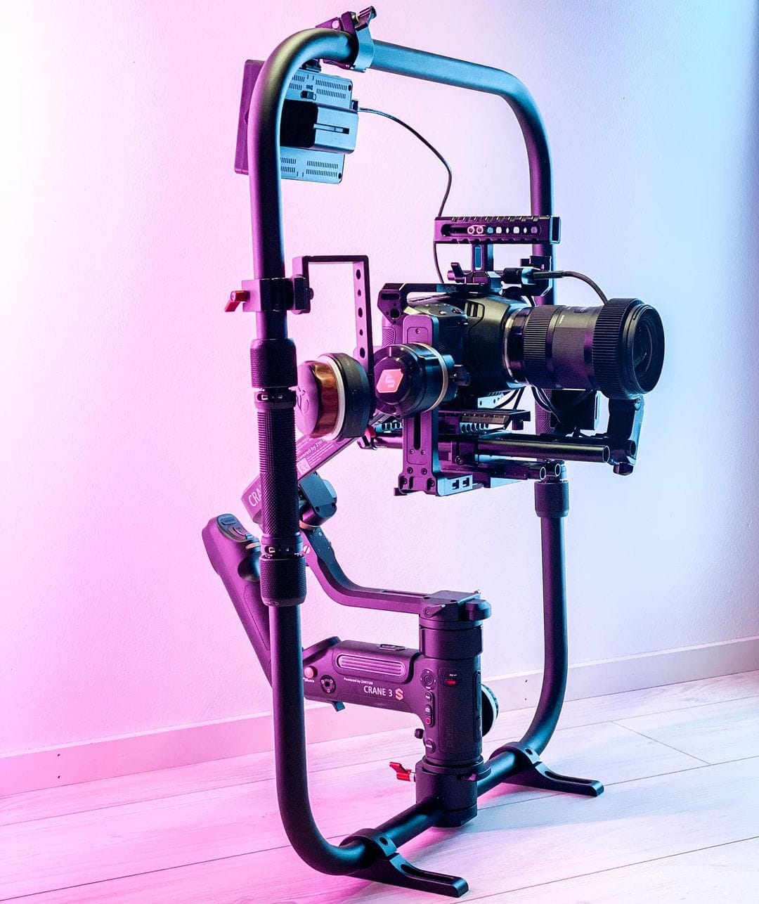 Production ready gimbal setup! 🔹 @feelworld_monitor F6 PLUS 5.5" touch field monitor support load 50 LUTS, with waveform, easy color calibration, preview film Look.