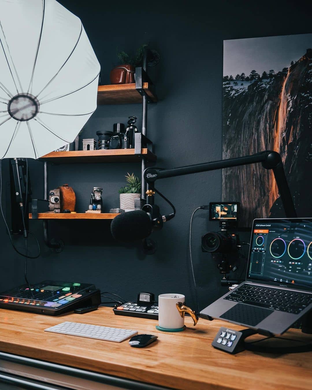 The podcast setup is coming along nicely. All setup up to produce fantastic content in 2021, be on the look out for a new way to enjoy the @thehive_podcast in early January! FEELWORLD monitor is ideal for use at field shooting and also for podcast monitoring yourself.😉 📸 Setup By @jaredspink...