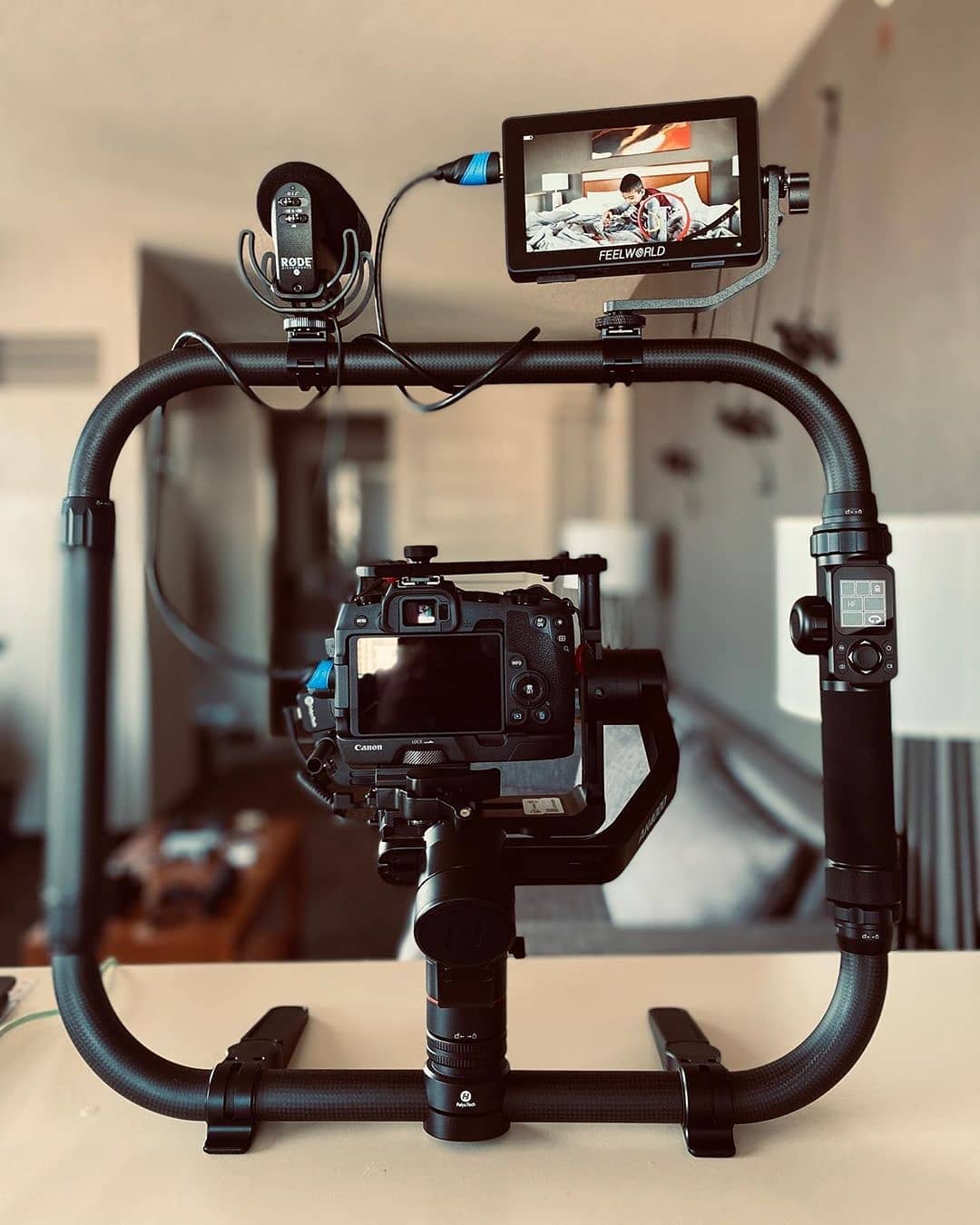 @joses.video.setups  had this @feiyutech ak4000 + cage setup for a couple months to go with my @canonusa EOS RP.