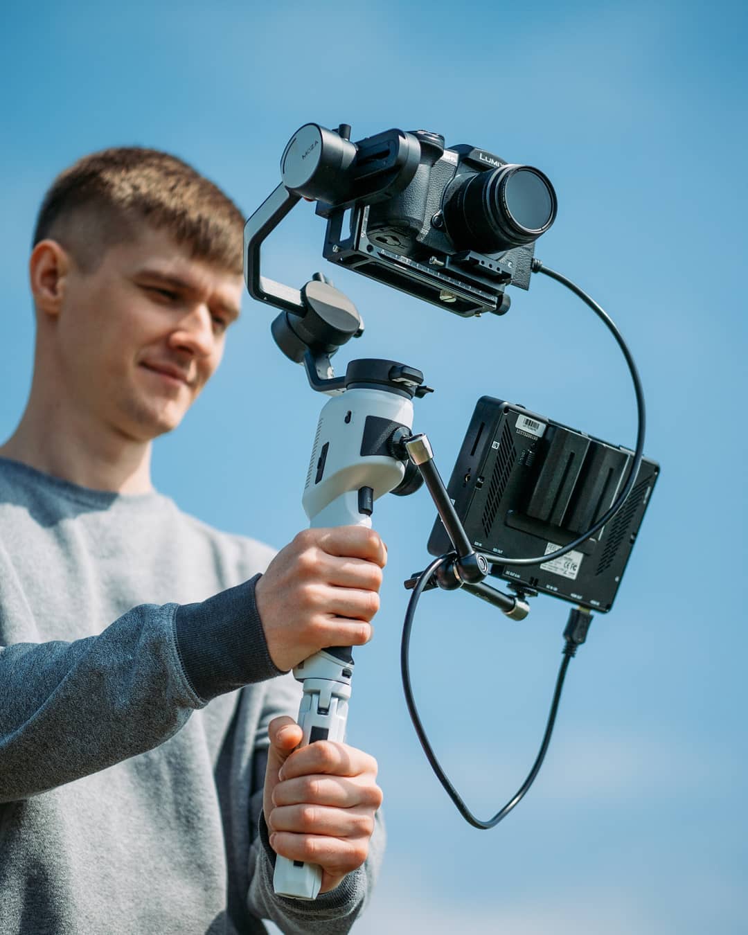 FEELWORLD new release LUT7, LUT7S ( with SDI) 7 inch ultra bright 2200nit allow you accurately film the footage even under bright sun. And the great things is the LUT7, LUT7S have more flexiblility that you need. 1⃣️ Touch screen that make function much easy to control....