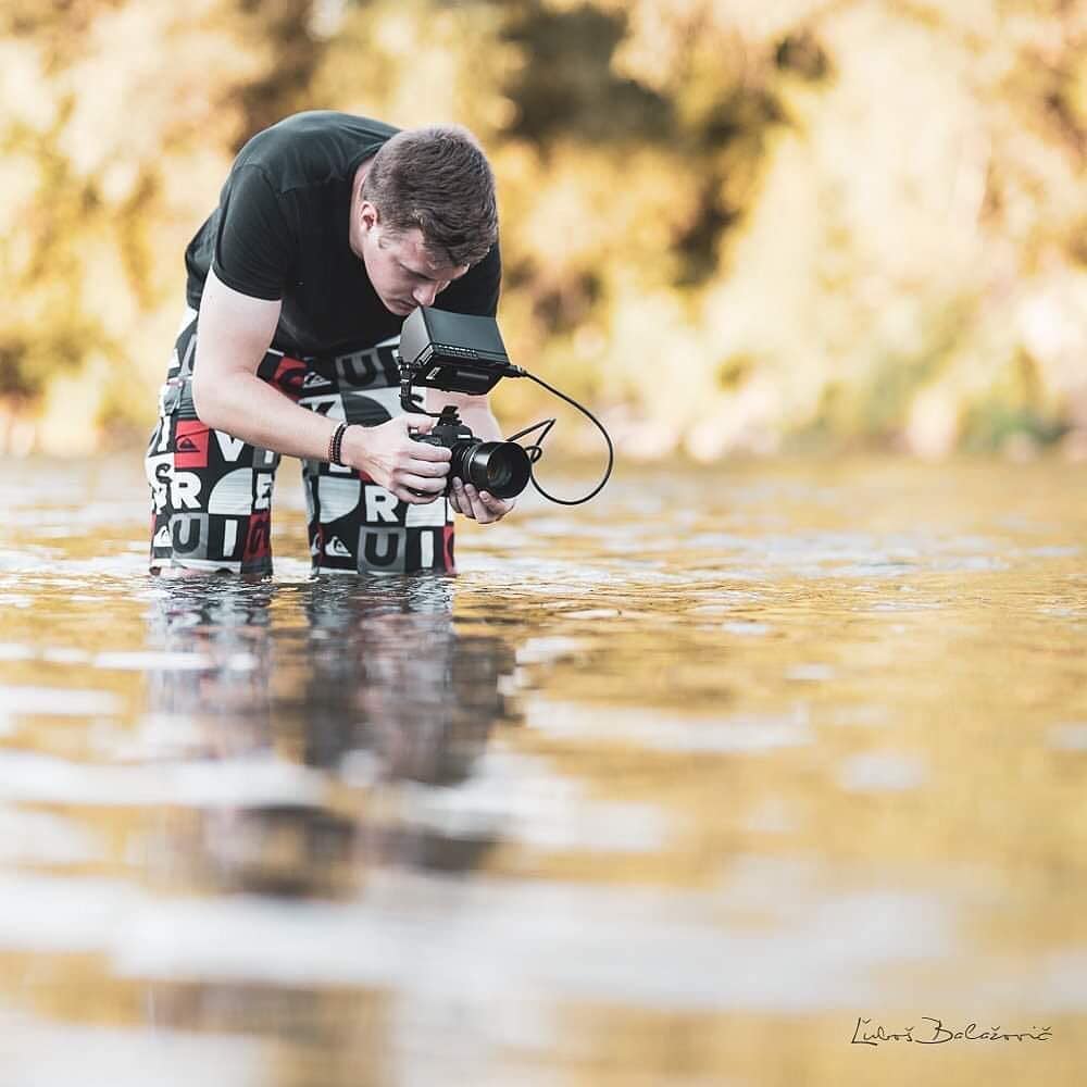 Sometimes it is necessary to get wet, and get a FEELWORLD monitor for get lower shooting monitoring angle.🧜🏼‍♂️