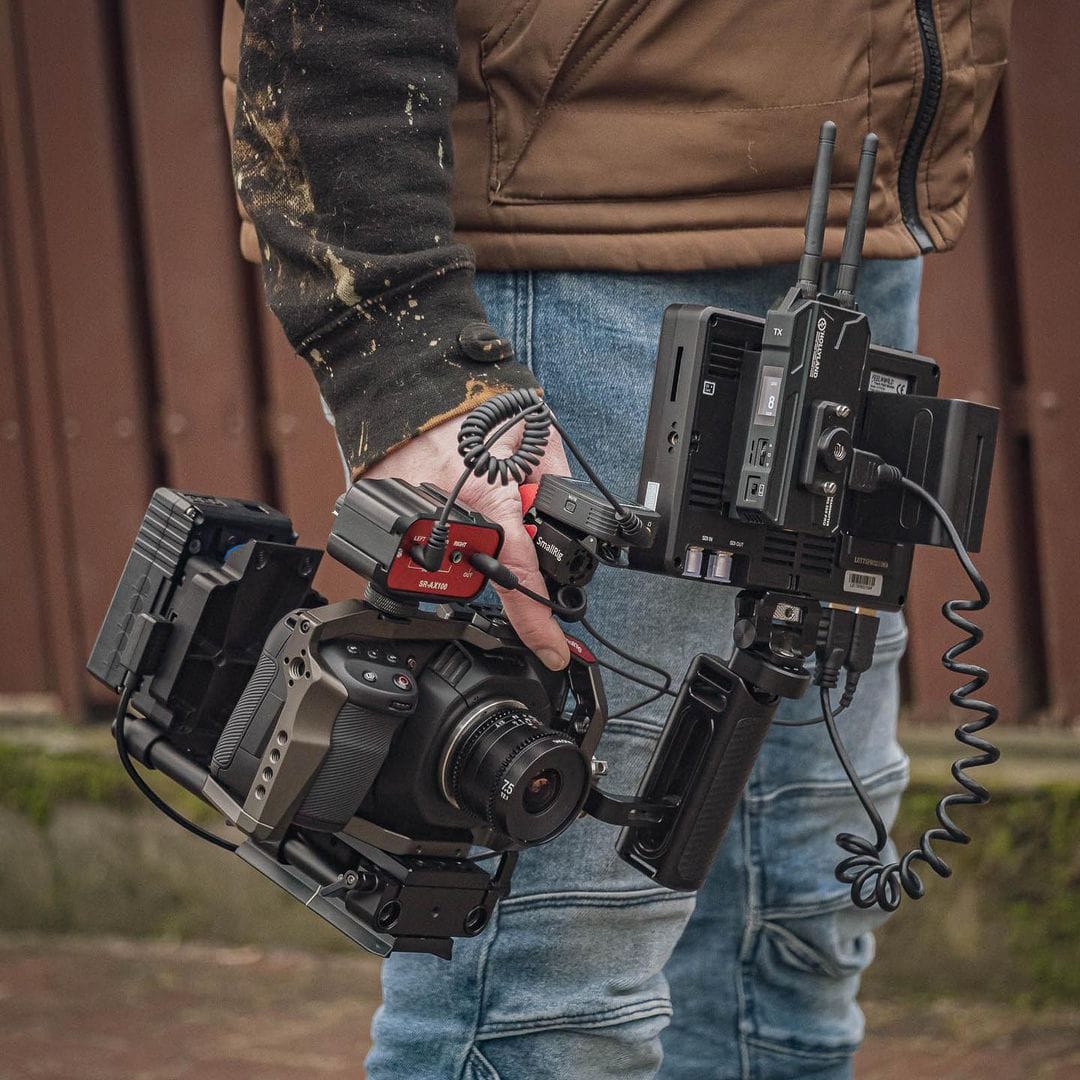 Who needs a camera cage?  Precisely so that during video production you have all accessories such as a monitor, microphone, audio system, transmitters and power supply at hand, not in your pockets