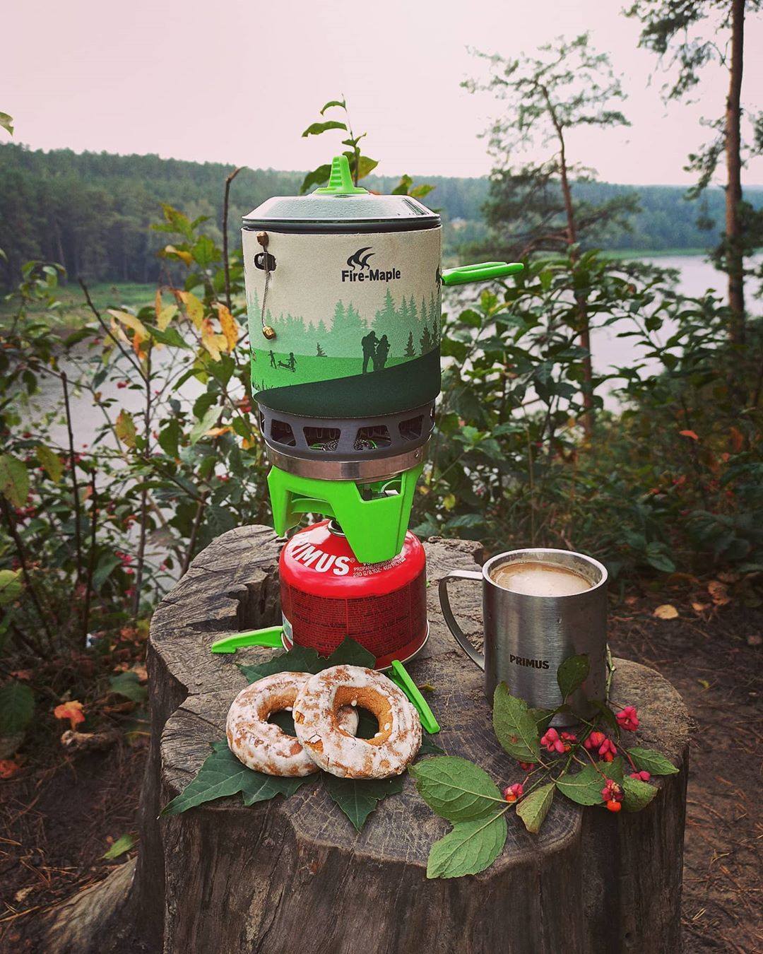 You either love to hate it or hate to love it, it's pumpkin spice latte weather  🍂 Our favorite fall day-hiking snack: