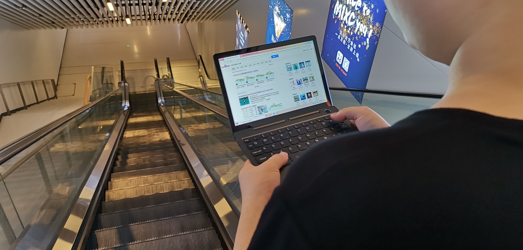 Please DO NOT play your P2 Max or any GPD device when you on escalator.