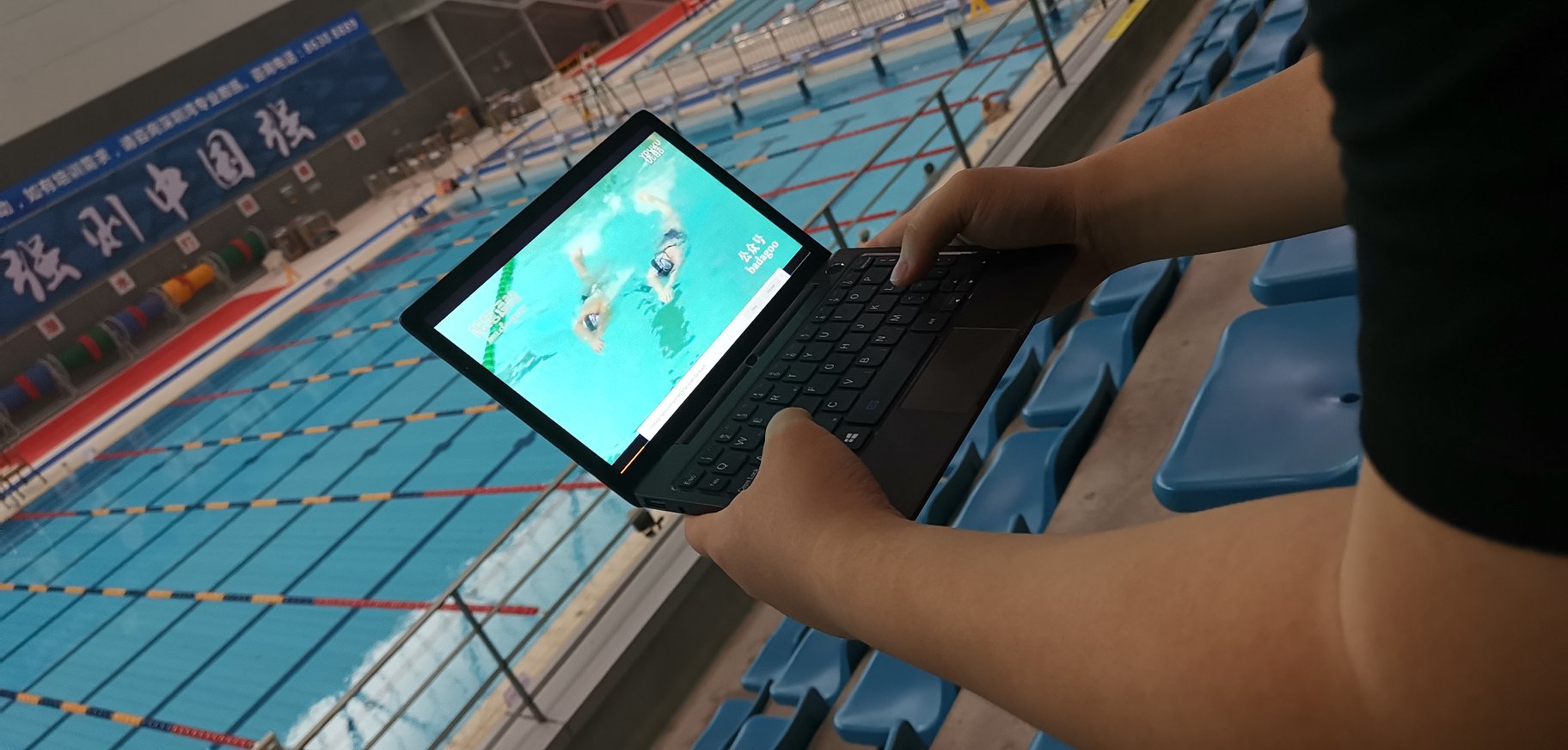 When I'm waiting my friend in natatorium, I can watch video or do something else with my GPD P2 Max.