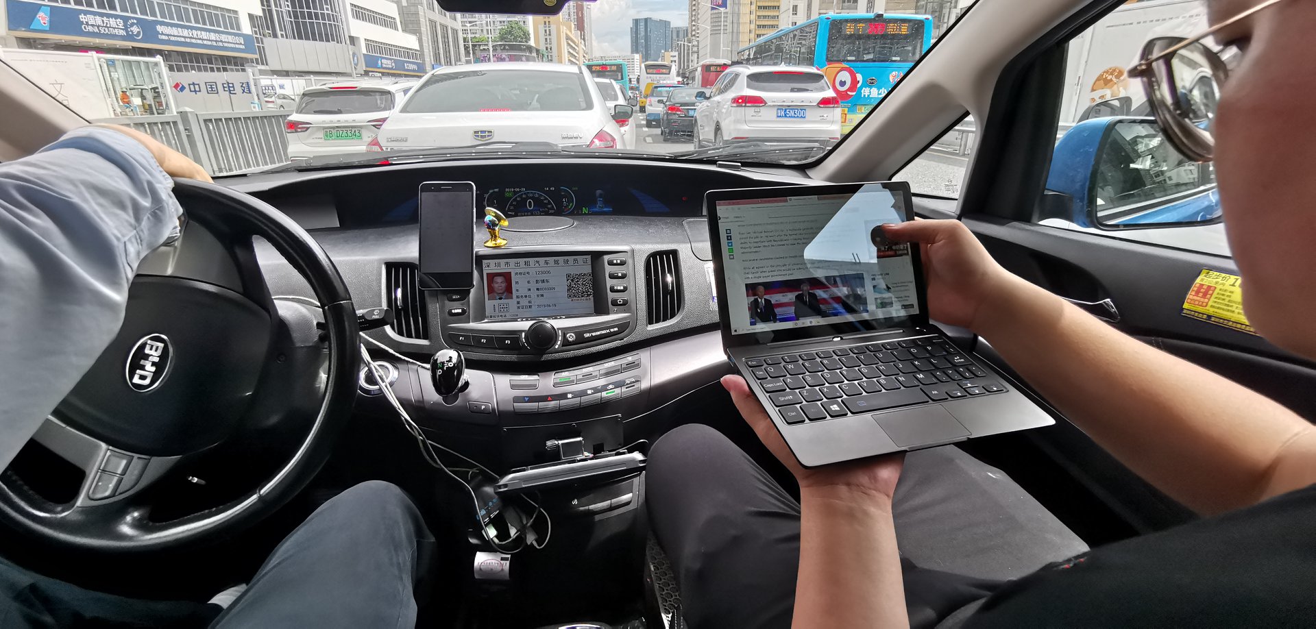 How to hand your laptop when you in the car?