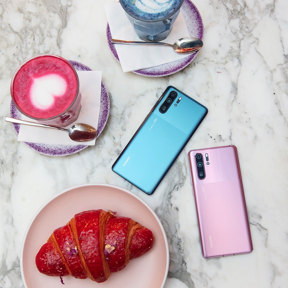 Coffee, pastry and your New #HUAWEIP30Pro in stunning Mystic Blue and Misty Lavender. Now THAT is how you do brunch.