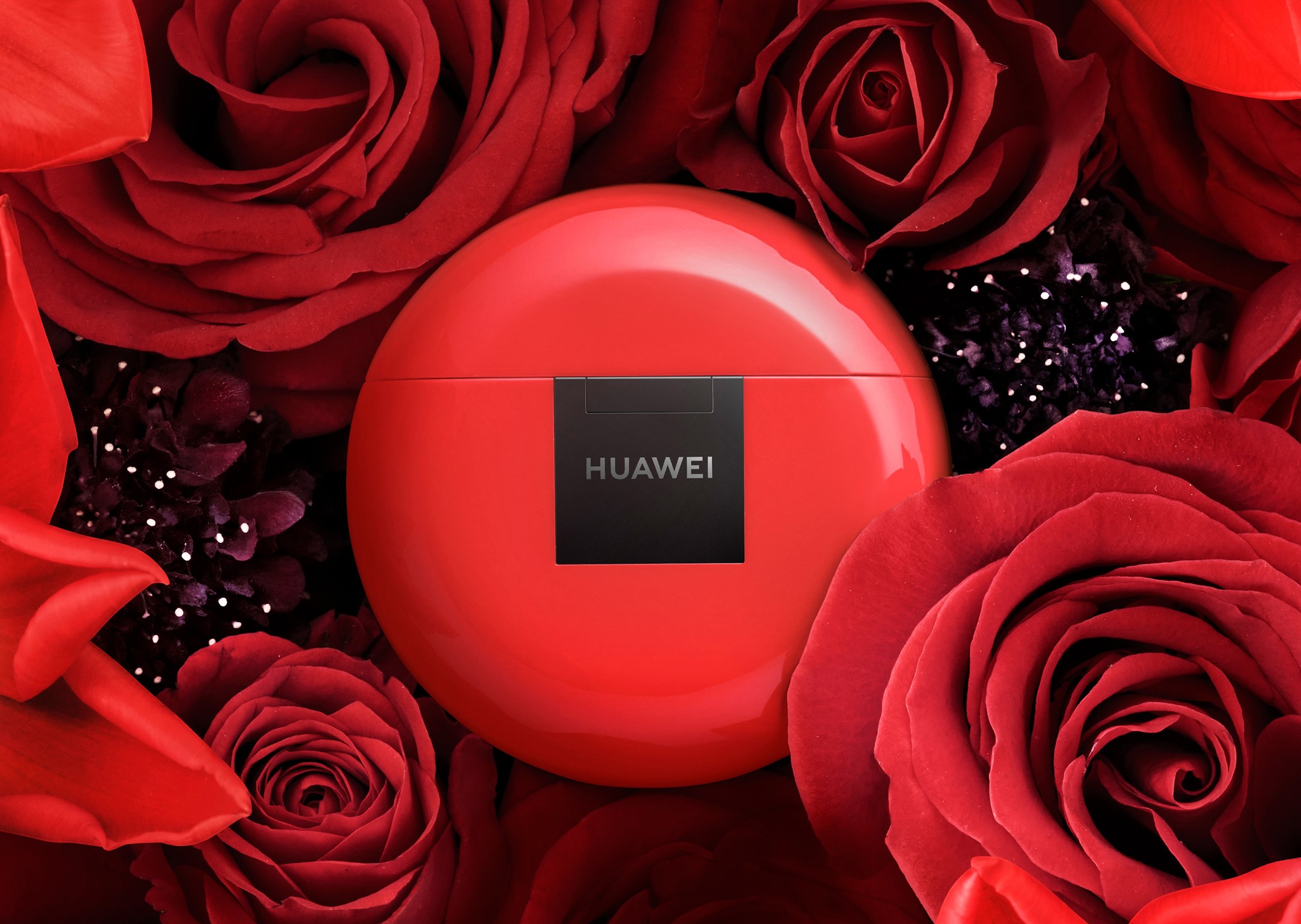 Searching for the perfect Valentine’s gift? Look no further than the #HuaweiFreeBuds 3 Red Edition! It’s love at first sight 😍 