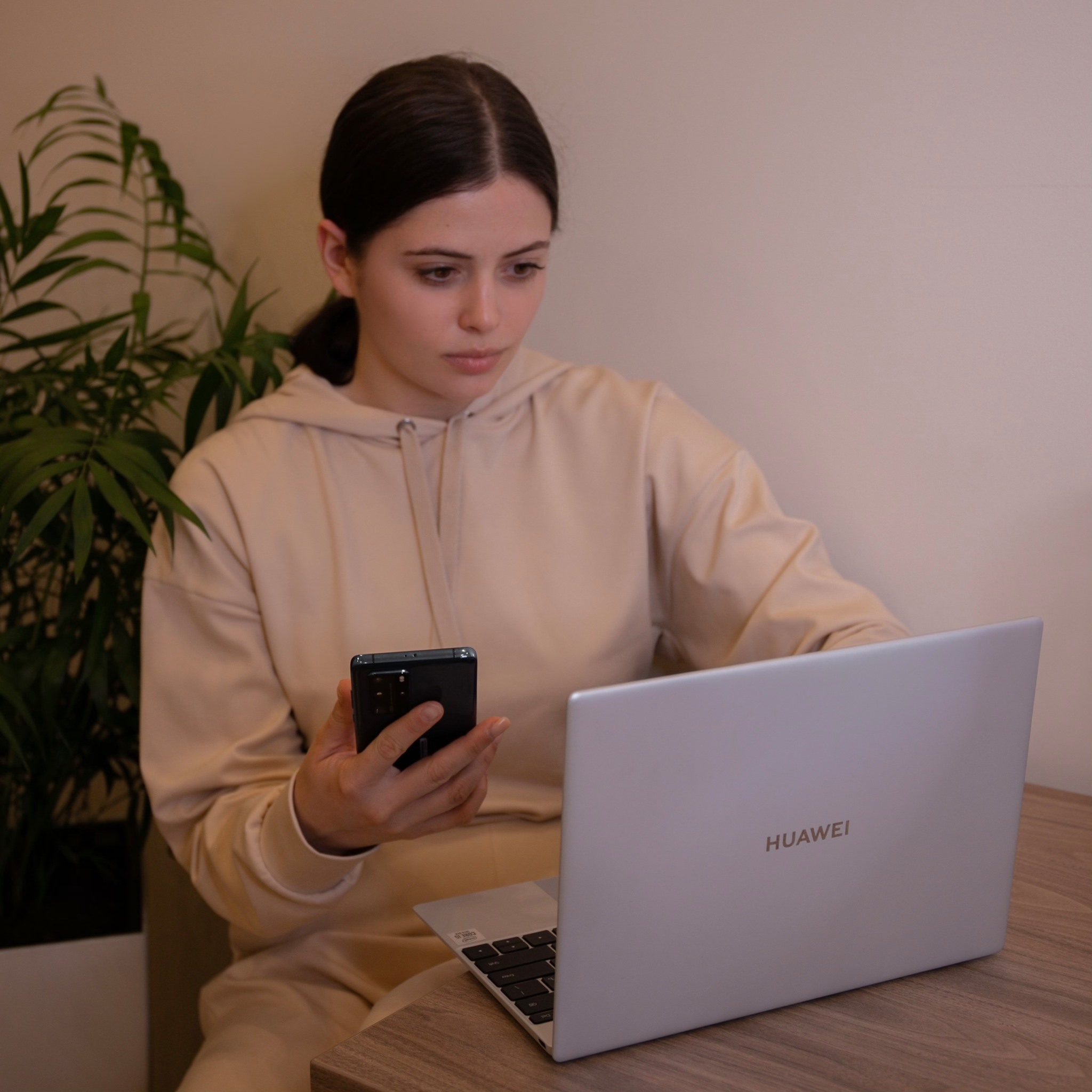 Whether she's out and about, or at home relaxing. Karina Kasparyants uses #HuaweiShare on her #HUAWEIMateBookX to swiftly move files from her phone to her laptop.  Would Huawei Share speed up the way you work?