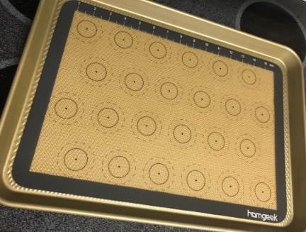 #Homgeek Silicone Baking Mat is very easy to clean and mess-free.  It has circles on them to guide you in terms of the size and the distance between the dough😋