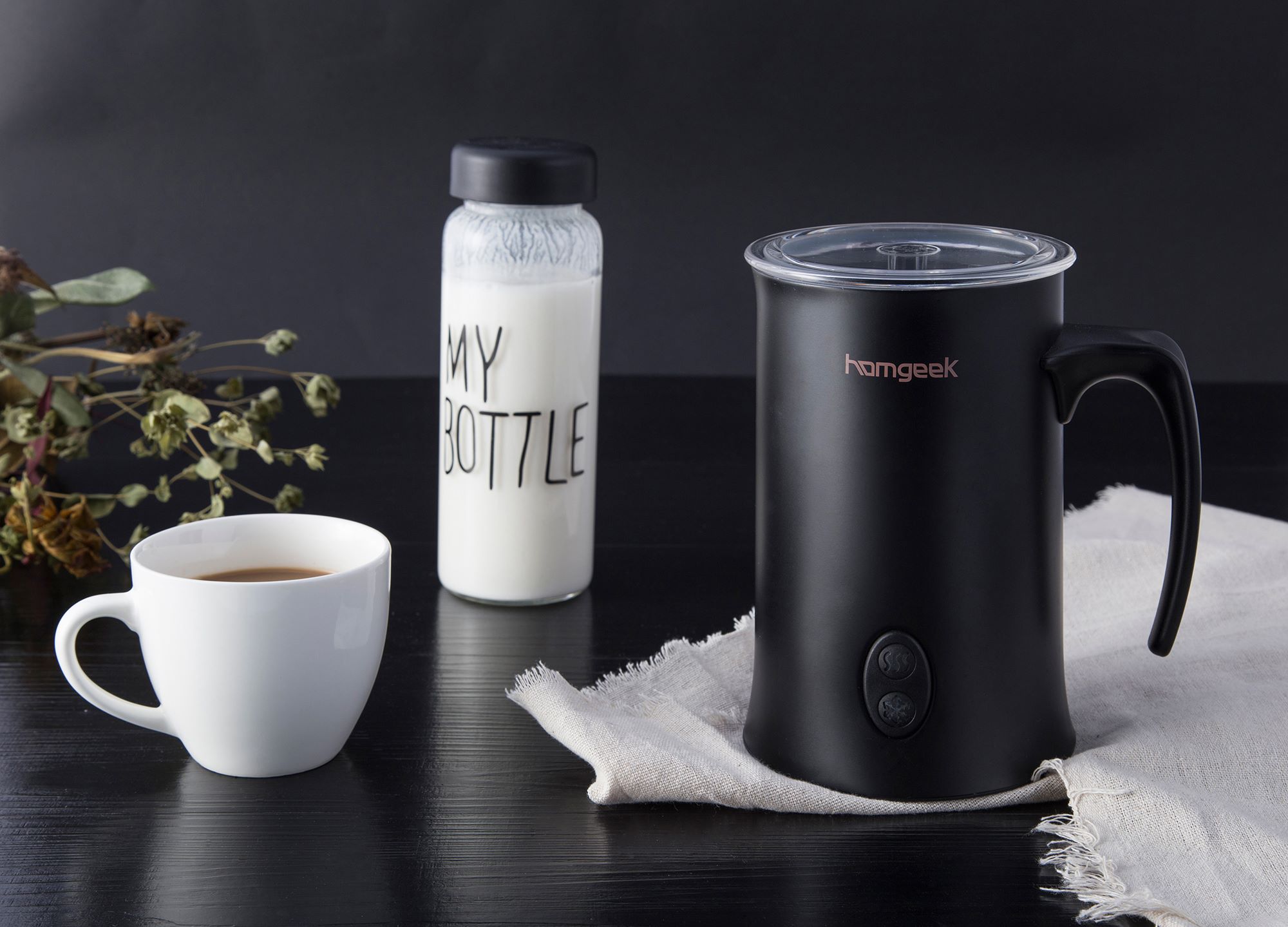 The weather is cold, we need more warmth. The clever double-walled design of the #Homgeek Electric Milk Frother allows you to keep milk warmer for longer! Have a cup of coffee with hot milk froth is so wonderful😎