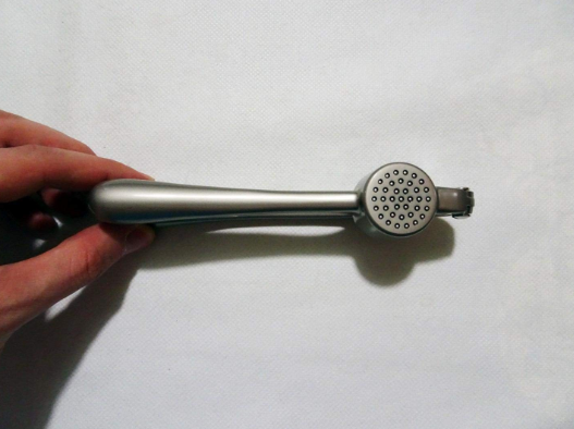 #Homgeek High-End Practical Handheld Garlic Press Crusher makes the process far speedier, and has significantly reduced that unpleasant garlic-on-the-fingers smell😎