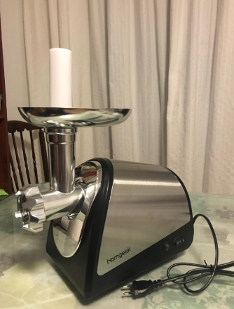 #Homgeek Electric Meat Grinder is easy to install and disassemble, also easy to use. The aged can also use it well. So you can send it to your friends or family as a gift. They will like it😎