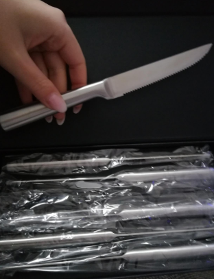 #Homgeek 6-Piece Steak Knife Set is designed with contoured handle design, easy to hold and comfortable for use, great for completing table settings at hotels, bistros, and catered events.