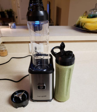 #Homgeek Mini Juice Extractor with Two Personal Cups makes the everyday smoothie smooth sailing, without having to worry about transferring from one container to the next, just a lid and you are ready to go.