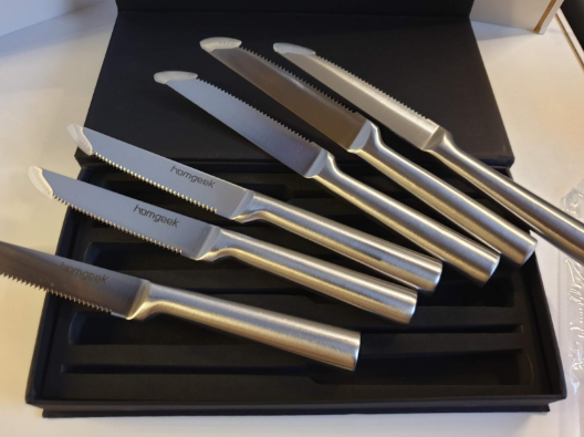 #Homgeek Stainless Steel Steak Knife Set provides a very sharp pointed end that cuts through meat seamlessly.  It is perfect serving tools for any occasion like party trays, dinner table.