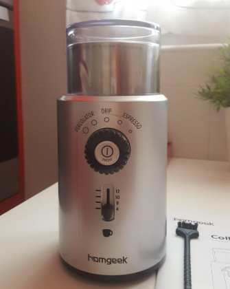 #Homgeek Electric Coffee Grinder has a small size and takes up little space in the kitchen. But it is powerful, allows you to have a ground coffee bean in seconds.