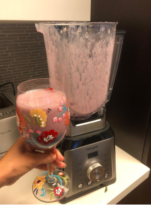 Thanks for the photo of our customer Sabrina, and she said: "#Homgeek Professional Countertop Blender is excellent! The speed is perfect for making smoothies of all kind. I love that it is temperature resistant! I strongly recommend this smoothie maker!"