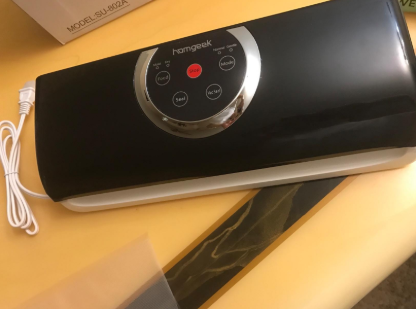 It was very inconvenient because all kinds of food and fruit were easy to smell in the refrigerator and the storage time was short. #Homgeek Vacuum Sealer Machine makes food storage become simple and effective!