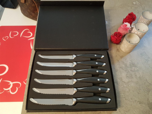 Good knives let you cut the meat with less effort. #Homgeek Steak Knives Set has an ultra-sharp edge, make your slicing more easily and smoothly.