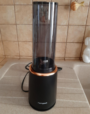 #Homgeek Personal Blender with 1 * 400ML Travel Bottle is a very convenient blender to prepare smoothies quickly and it is also easy to use. Just press the bottle on the blender and it starts working.